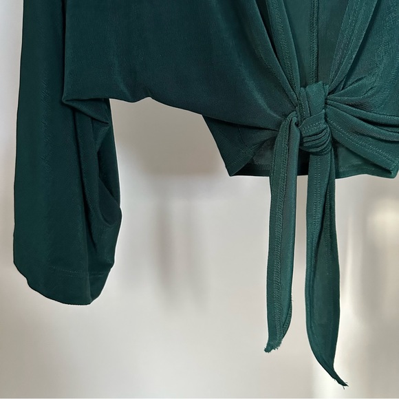 UO green mid sleeve tie up top size small - Picture 2 of 3